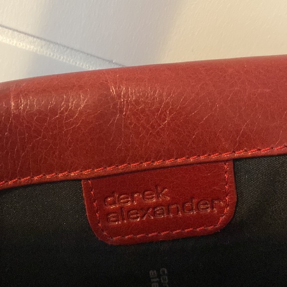 Sleek compact ladies cherry red leather handbag primo condition super organizer - Picture 5 of 5